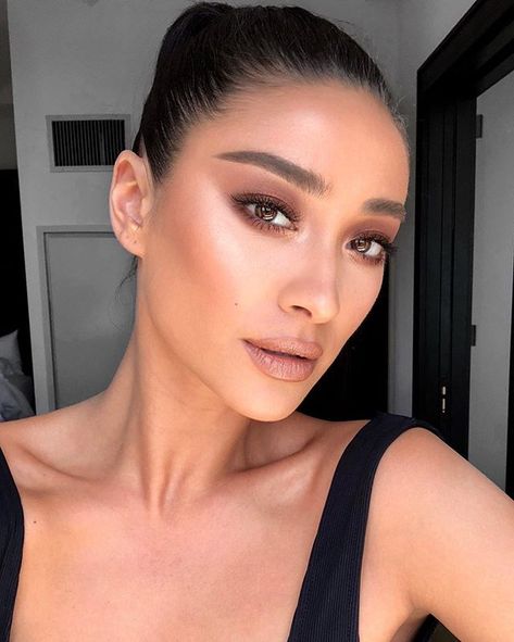 Shay Mitchell Makeup, Shay Mitchell Hair, Brown Smokey Eye Makeup, Silvester Make Up, Wedding Hairstyles And Makeup, Natural Smokey Eye, Classy Makeup, Smokey Eye For Brown Eyes, Fall Makeup Looks