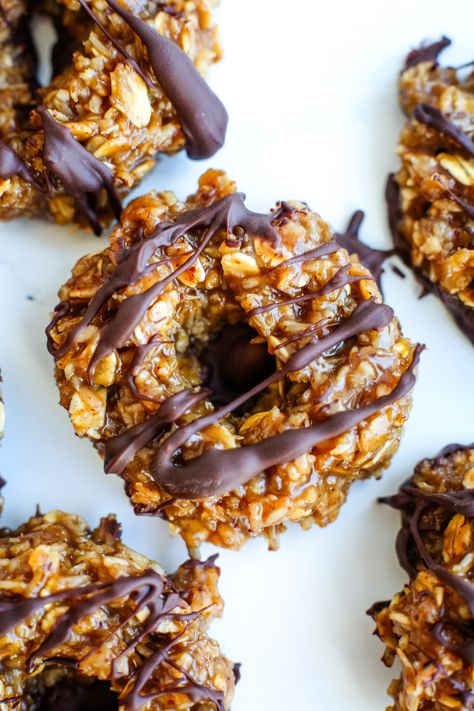 Healthy Samoa Cookies (Easy no bake recipe!) Samoa Cookies Healthy, Ginger Smoothie Recipes, Samoa Cookies, No Bake Recipe, Healthy Homemade Snacks, Baked Peach, Healthy Cookie Recipes, Cookies Easy, Easy No Bake