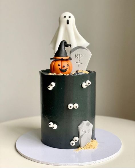 Creepy Halloween Desserts, Cute Halloween Cakes, Haunted House Cake, Halloween Sugar Cookies Decorated, Pasteles Halloween, Scary Cakes, Easy Halloween Cookies, Halloween Gesicht, Bolo Halloween