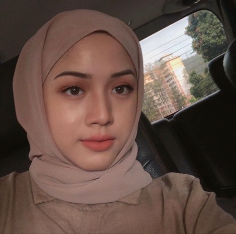 Arabian Hijab, Edit Poto, Membentuk Alis, Hijab Makeup, Ootd Poses, Muslim Style, Hijab Style Tutorial, Beauty Routine Tips