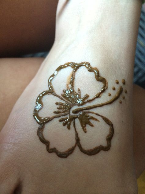 Flowers Henna Designs, Henna Hibiscus, Hibiscus Henna, Henna Hibiscus Flowers, Hibiscus Flower Henna, Henna Flower, Henna Motive, Henna Designs Back, Small Henna Tattoos