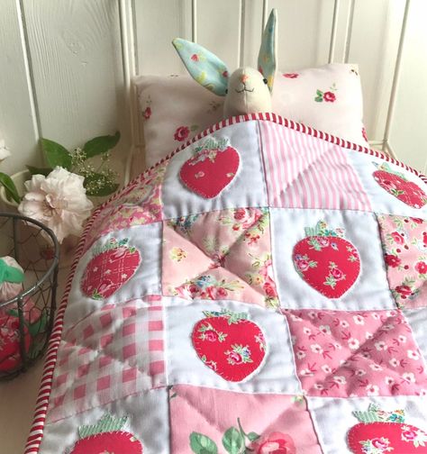 This little quilt is simple to make and to applique with bright strawberries. It is perfect for children to tuck up their toys, and it also makes a pretty little wall decoration. Size: 12in x 15in (30.48 x 38.01cm) approx. Block Quilt Patterns Easy, Quilting Sewing Patterns, Girly Quilt Patterns, Quilted Baby Gifts, Coquette Quilt, Kawaii Quilt, Blanket Sewing Patterns, Strawberry Quilts, Cute Quilt Patterns