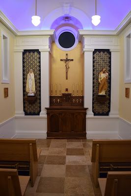 Chapel Room In House, Church Design Architecture, Home Altar Catholic, Family Altar, Church Building Design, Catholic Altar, Altar Design, Church Pictures, Cottage Interior