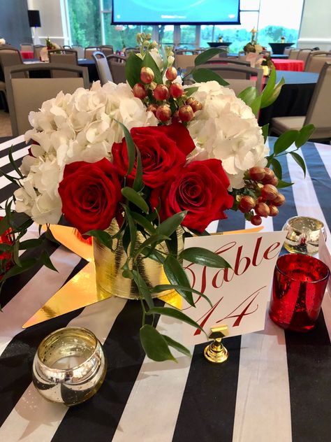 Red Carpet Table Decorations, Red Carpet Centerpiece Ideas, Red Carpet Party Centerpieces, Oscar Party Centerpieces, Red Carpet Centerpieces, Hollywood Centerpieces, Graduation Flower Centerpieces, Roses Centerpieces, Hollywood Theme Party Decorations