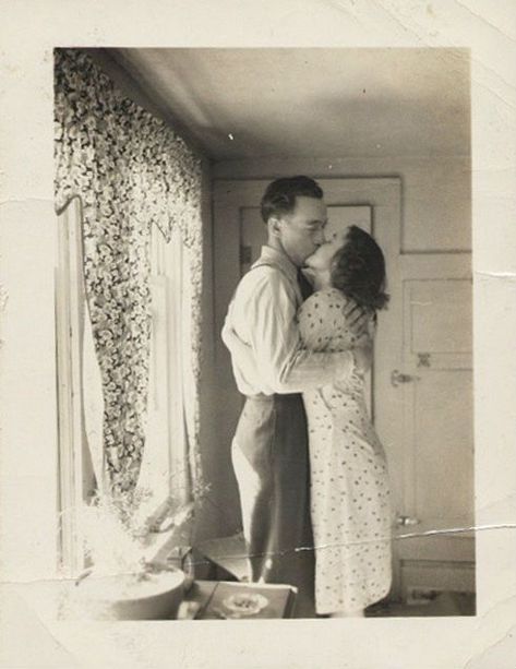 Old Fashioned Love, Vintage Kiss, Vintage Couples, Adored Vintage, Vintage Romance, Albert Camus, The Embrace, Foto Vintage, Old Love