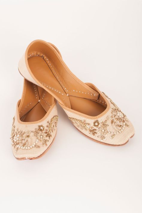 Beige Orla Juttis By Coral Haze Indian Slippers, Khussa Designs, Fancy Slippers, Punjabi Juti, Punjabi Shoes, Indian Sandals, Wedding Footwear, Sandals Ideas, Indian Shoes