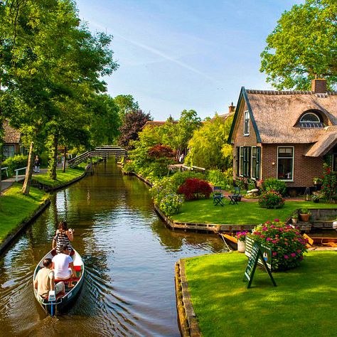 Giethoorn Post - Public Transport Holland Shop Alam Yang Indah, Beautiful Places To Travel, Dream Vacations, Beautiful Destinations, Beautiful World, Beautiful Landscapes, A House, Jigsaw Puzzle, The Netherlands