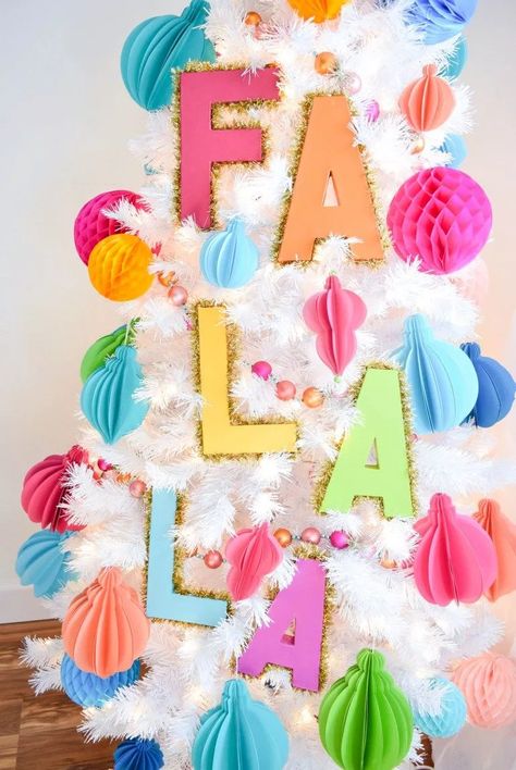 Decorative Tinsel Christmas Tree Letters: Easy Christmas Tree DIY. How to make large Christmas letters for your Christmas tree. Tree Letters, Diy Natal, Easy Christmas Tree, Tinsel Christmas, Christmas Letters, Tinsel Christmas Tree, Christmas Tree Diy, Preppy Christmas, Rainbows Christmas