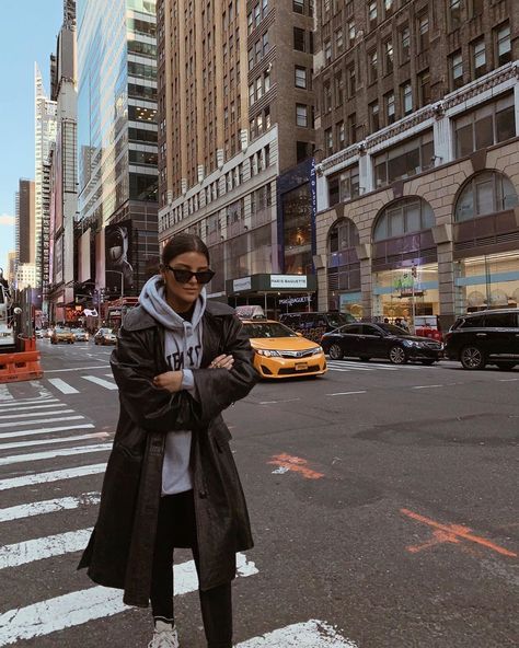 Sandra Rodrigues Pinto on Instagram: “classic tourist ✌🏼” Big City Outfits Winter, New Yorker Winter Outfits, Nyc College Outfits, New York Winter Streetwear, Winter Outfits For Nyc Cold Weather, Ny City Outfits Winter, Nyc Winter Streetwear, Chicago Inspired Outfits, New York November Fashion