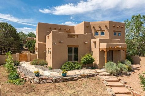 Southwestern Home Exterior, Pueblo Style House, Modern Adobe House, Santa Fe Style Decor, Adobe House Plans, Southwestern House, Modern Adobe, Concrete House Design, Santa Fe Style Homes