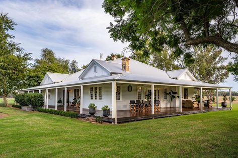 47 Lachlan Valley Way, FORBES, NSW 2871 - nutrien.harcourts.net Australian Farmhouse Exterior, Single Story Farmhouse, Australian Country Houses, Modern Queenslander, Australian Houses, Queenslander House, Rural Property, Land Property, Front Facade