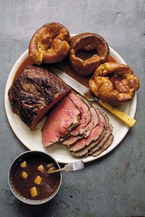 Ultra-Slow-Roast Rump from the Hawksmoor cookbook. An incredible roast beef Sunday Lunch! Roast Dinner Recipes, Perfect Roast Beef, Sunday Roast Dinner, Diner Recept, Good Roasts, Slow Cooked Beef, Slow Roast, Yorkshire Pudding, Roast Dinner