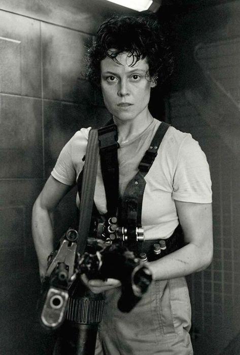 Sigourney Weaver (Aliens, 1986) Alien Sigourney Weaver, Alien Ripley, Aliens 1986, Alien 1979, Sigourney Weaver, Aliens Movie, Sci Fi Horror, Badass Women, Battle Royale