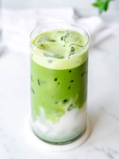 Iced Matcha Latte (Starbucks Copycat) - coffeecopycat.com Dunkin Donuts Drinks, Iced Matcha Recipe, Matcha Latte Starbucks, Iced Matcha Latte Recipe, Matcha Iced Tea, Peppermint Mocha Frappuccino, Starbucks Matcha, Matcha Latte Recipe, Matcha Milk