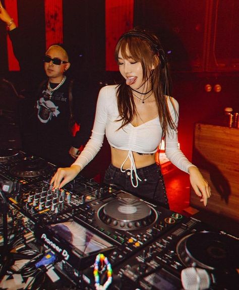 Dj Girl Aesthetic, Female Dj Aesthetic, Woman Dj, Dj Aesthetic, Dj Pics, Dj Girl, Manifesting Journal, Girl Dj, Dj Setup