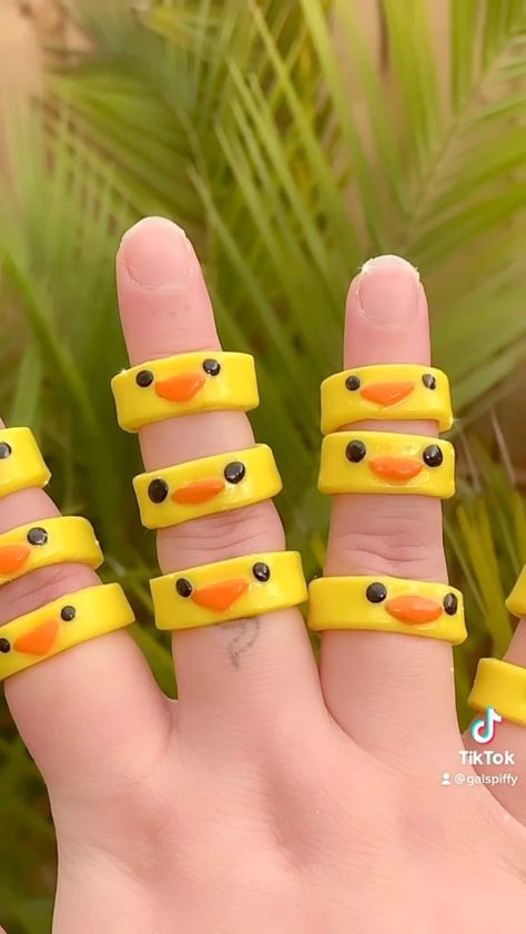 Clay Duck, Easy Clay Sculptures, Polymer Clay Ring, Aesthetic Rings, Clay Diy Projects, Clay Crafts Air Dry, Clay Design, Diy Clay Crafts, Duck Egg