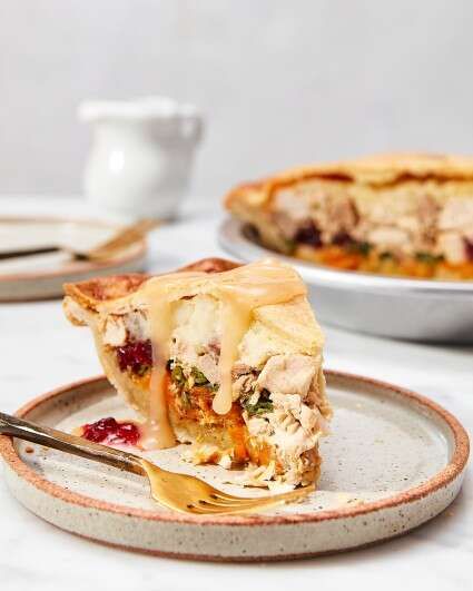 Thanksgiving Pot Pie Leftover, Thanksgiving Pot Pie Recipe, Turkey Dinner Pie, Turkey Pot Pie Recipe Easy Thanksgiving Leftovers, Leftover Thanksgiving Mini Pies, Thanksgiving Leftover Pot Pie, Leftover Turkey Pie, Leftover Pie Filling Recipes, Leftover Thanksgiving Pie