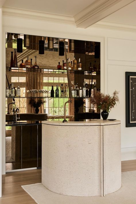 Saffron Case Homes Interior Designs East Hamptons House - Vogue Australia Hamptons House Aesthetic, Bar Designs For Home, Home Bar Designs Luxury, Long Island House, East Hampton Houses, Vogue Home, Coin Bar, Home Bar Design, Small Bar