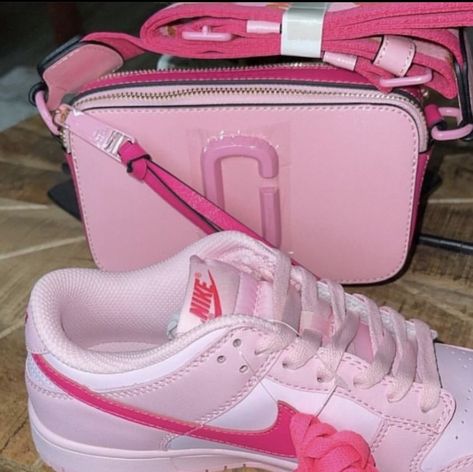 Zapatillas Nike Basketball, Marc Jacobs Snapshot Bag, Pink Nike Shoes, Nike Shoes Girls, Pretty Shoes Sneakers, Jordan Shoes Girls, Handbag Essentials, Girly Bags, Cute Nike Shoes