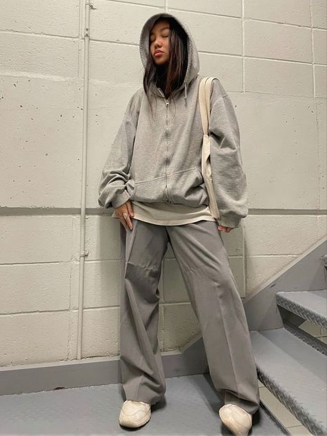 Grey Zipup Hoodie Outfit, Grey Zip Up Hoodie Outfit Aesthetic, Grey Zip Hoodie Outfit, Gray Zip Up Hoodie Outfit, Casual Outfits Hoodie, Green Zip Up Hoodie Outfit, Zip Up Hoodie Outfit Aesthetic, Grey Zip Up Hoodie Outfit, Gray Hoodie Outfit