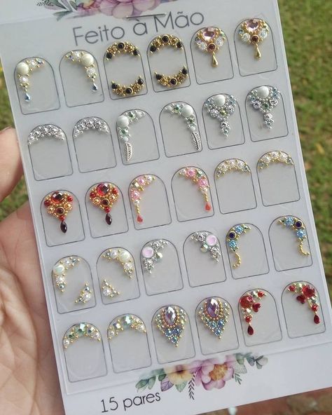 Nail Jewel Placement Ideas, Gel Nail Designs With Rhinestones, Nail Stone Placement, Rhinestone Nail Placement Ideas, Caviar Beads Nails, Rhinestone Nail Placement, Nail Diamond Placement Ideas, Bling Nails Rhinestones Crystals, Diamond Placement On Nails