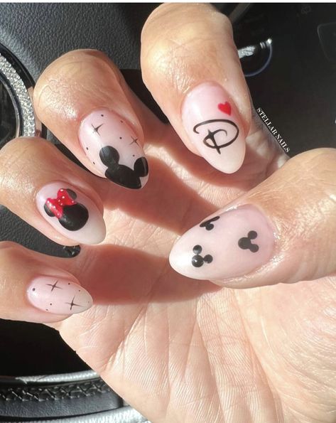 Disney Nails Oval, Simple Disney Nails Almond, Mickey Ear Nails, Nail Designs For Disney World, Disney Nails Black, Disney Nails Acrylic Mickey Mouse, Mickey Mouse Short Nails, Pink Mickey Nails, Disney Nails Black And White