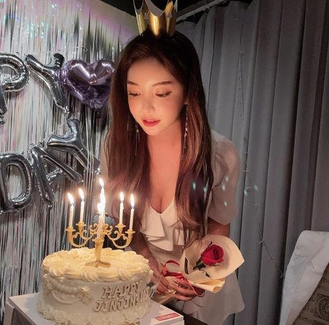 Birthday Poses, Birthday Cake Pictures, Pose Idea, Korean Birthday, Glitter Wallpaper, Uzzlang Girl, Birthday Pictures, Birthday Photoshoot