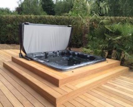 Photo courtesy of Brisbane Spa Centre. Check out their website for info on the CoolZone Hot Tub Cooling System. It makes a spa a great alternative to a pool in our warm climate. Spa Deck Ideas, Jacuzzi Deck, Hot Tub Deck Design, Spa Deck, Tub Deck, Decking Ideas, Deck Remodel, Big Deck, Spa Jacuzzi