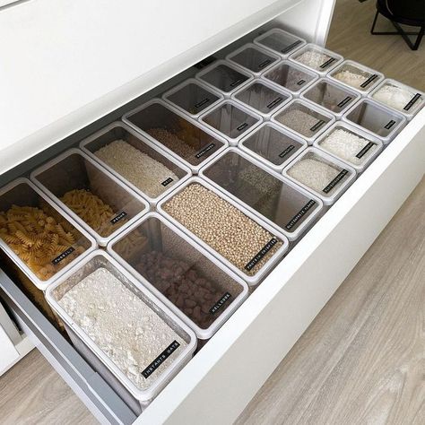 Want to know how to organize the perfect pantry?! Check out these great pantry organization ideas for your kitchen Pantry Organization Ideas, Perfect Pantry, Declutter Kitchen, Kitchen Storage Hacks, House Organisation, تصميم للمنزل العصري, Kitchen Organization Pantry, Kitchen Organisation, Kitchen Pantry Design