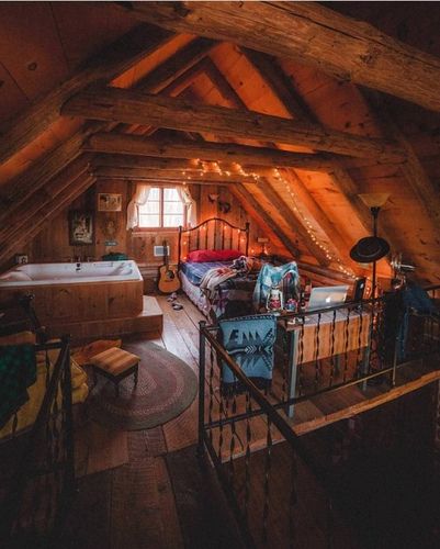 Timothy Sumer - Photography Attic bedroom in a cottage in Eagle River Wisconsin via reddit Cozy Attic, Cabin Loft, Attic Renovation, Casa Vintage, Cabin Interiors, Attic Remodel, Cabin Living, Attic Bedroom, Log Cabin Homes