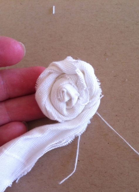 Rosette Rolled Fabric Flowers, Shabby Chic Diy Crafts, Fabric Flower Pins, Paper Lace, Shabby Flowers, Shabby Chic Crafts, Cloth Flowers, Fabric Flowers Diy, Gift Toppers