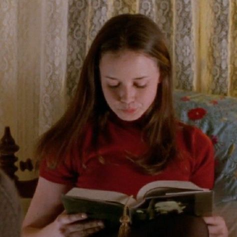 Estilo Rory Gilmore, Team Logan, Alexis Bledel, Lorelai Gilmore, Mia 3, Chuck Norris, Rory Gilmore, Autumn Aesthetic, Gilmore Girls