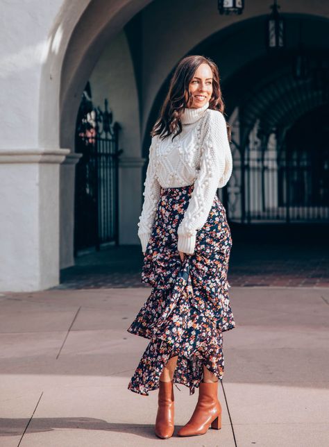 Sydne Style shows how to wear a maxi skirt with sweater and boots #turtleneck #maxiskirt #florals #knits @sydnesummer Boho Maxi Skirt Outfit, Skirt With Sweater Outfit, Skirt Boots Outfit, Skirt And Sweater Outfit, Winter Maxi Skirt Outfit, Maxi Skirt Fall, Skirt And Sweater, Maxi Skirt Style, Long Skirt Outfits