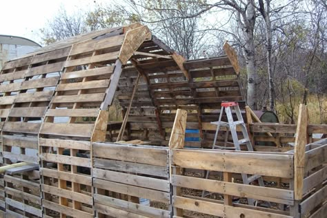 Pallet House Plans, Pallet Shed Plans, Pallet Barn, Pallet Building, Goat House, Pallet Shed, Pallet House, House Farm, Pallet Projects Furniture