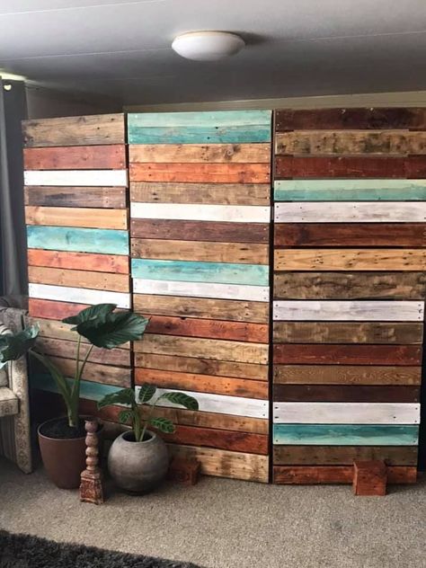 Pallet Wall Display, Privacy Screen From Pallets, Diy Pallet Room Divider, Pallet Room Divider Ideas, Wood Pallet Room Divider, Diy Partion Wall Room Dividers, Pallet Wall Divider Room Dividers, Homemade Room Dividers, Pallet Partition Wall