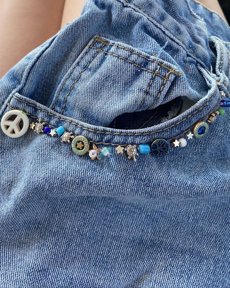 Jean shorts embroidered beads Decorating Denim Jeans, Embroidered Words On Jeans, Jean Embellishments Diy, Clothing Modification Diy Ideas, Shorts Embroidery Ideas, Beaded Jeans Diy, Simple Upcycling Ideas Clothes, Beads On Jeans, Denim Shorts Embroidery