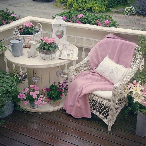 Jardin Style Shabby Chic, Dorms Decor, Shabby Chic Decorating, Shabby Chic Colors, Balkon Decor, Spool Tables, Styl Shabby Chic, Decoration Shabby, Shabby Chic Garden