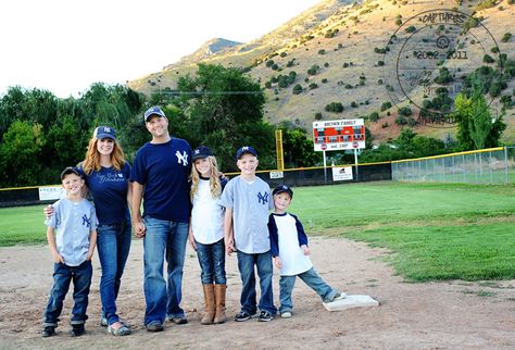 Baseball Senior Pictures, Softball Photography, Baseball Family, Fun Family Photos, Photography Journal, Softball Pictures, Family Christmas Pictures, Family Picture Poses, Baseball Pictures