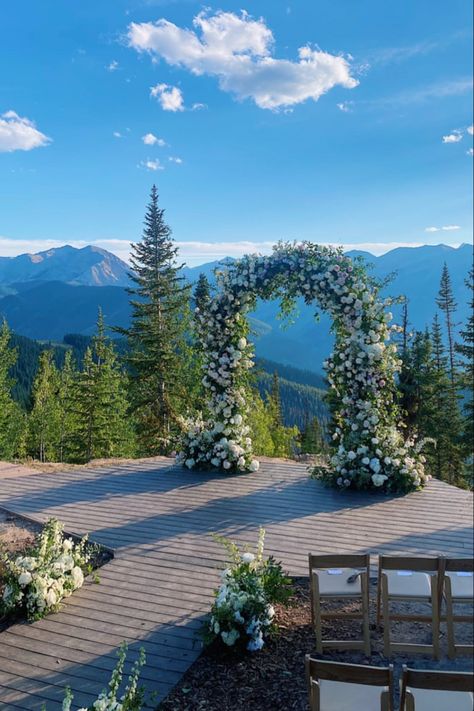 Wedding Ideas In The Mountains, Lakeside Mountain Wedding, Mountain Background Wedding, Wedding Inspiration Mountain, Mountain Venue Wedding, Outdoor Wedding Mountains, Mountain Wedding Aesthetic, Mountain Chic Wedding, Pretty Place Wedding