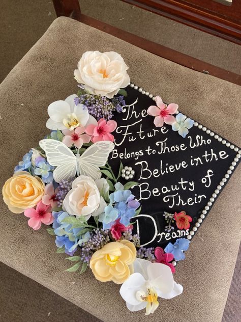 #FloralGraduationCap #graduation #gradcapideas Graduation Cap Decoration Flowers, Floral Grad Cap Designs, Graduation Cap Floral, Grad Caps With Flowers, Pink Grad Cap Ideas, Flower Grad Cap, Graduation Cap Flowers, Floral Grad Cap, Bsn Graduation Cap