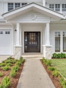 Hezzelic Homes Coastal Hamptons - Intrim Mouldings Modern Hamptons Exterior, Hamptons Entrance, Hamptons Facade Australia, Hamptons Front Door, Hamptons Front Garden, Hampton Style Homes, Hamptons Style Exterior, Hamptons Exterior, Wall Wainscoting