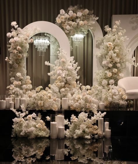 Wedding Decoration With Candles, Wedding Flower Decorations Receptions, Luxury Wedding Decor Reception Decorations, Reception Stage Decoration Backdrops, Candle Backdrop, Wedding Reception Stage, Wedding Couple Table, Luxury Wedding Ideas, Luxury Event Decor