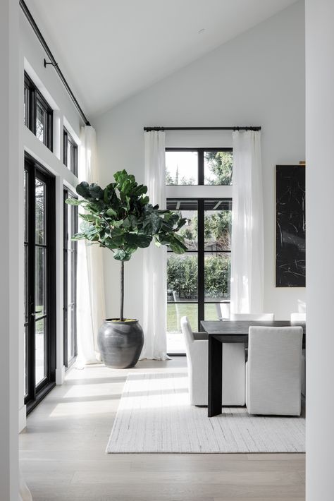 Monochrome House, Black And White Dining Room, Black And White Living Room Decor, White House Interior, White Living Room Decor, Casa Clean, White Apartment, Black And White Living Room, Modern House Interior