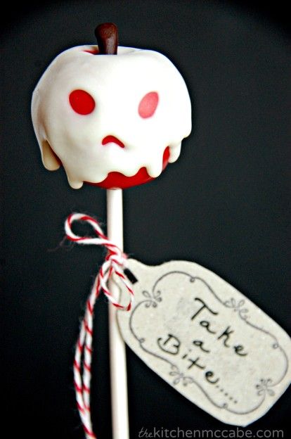 The Kitchen McCabe: Poisoned Apple Cake Pops Cake On A Stick, Snack Halloween, Spooky Halloween Cakes, Apple Cake Pops, Disney Inspired Recipes, Halloween Backen, Poisoned Apple, Wallpaper Food, Recetas Halloween