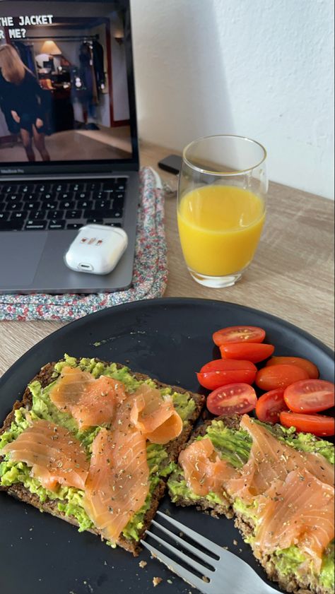 Essen, Healthy Meals Salmon, Salmon Snacks, Breakfast Salmon, Salmon Snack, Healthy Food Pictures, Gym Personal Trainer, Salmon Breakfast, Healthy Food Photography