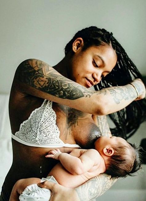 Women Breastfeeding Photoshoot, Breastfeeding Baby And Husband, New Parents Aesthetic, Nursing Photoshoot Breastfeeding, Postpartum Pictures, Sapphic Photography, Breastfeeding Aesthetic, Breastfeeding Picture Ideas, Postpartum Photography