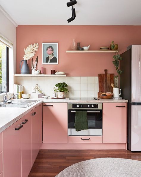 Homes to Love NZ on Instagram: “A pink kitchen makes a bold statement in this coastal home Image by Wendy Fenwick for @yourhomeandgarden #kitchen #pinkkitchen…” Pink Kitchen Ideas, Pink Cabinets, Sage Green Kitchen, Architecture Bathroom, Small Kitchen Design, Oak Kitchen Cabinets, White Countertops, Pink Kitchen, Kitchen Trends