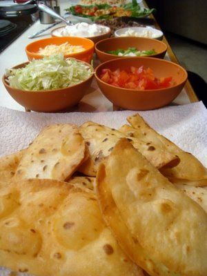 Fry flour tortillas - Quick & Tasty Mexican Feast! Mexican Flour Tortillas, Mexican Feast, Fried Tacos, Torta Recipe, Taco Shells, Mexico Food, Eat Pretty, Mexican Cooking, Taco Stuffed Shells