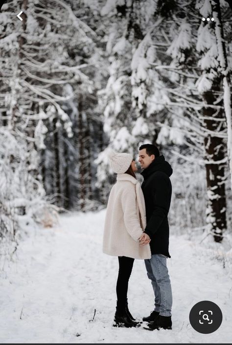 Outdoor Winter Couple Photoshoot, Couple Poses Winter, Snowy Couple Pictures, Couple Shooting Outdoor, Boyfriend Photoshoot, Couple Session Photography, Photography Boyfriend, Winter Couple Pictures, Couple Photography Winter