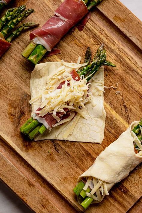 These flavor packed prosciutto asparagus puff pastry bundles are a perfect appetizer or side dish for any occasion. Fresh asparagus spears get wrapped in prosciutto, sprinkled with gruyere cheese, bundled into puff pastry and baked to flaky perfection! This may be one of the easiest (and best tasting) side dishes or appetizers you can make! It pairs a number of flavors and textures and can easily be made ahead, then baked off right before you're ready to serve.The fresh asparagus sta… Asparagus Pastry, Asparagus Puff Pastry Bundles, Puff Pastry Bundles, Asparagus Puff Pastry, Best Asparagus Recipe, Prosciutto Asparagus, Asparagus Wraps, Rough Puff Pastry, Marinated Pork Tenderloins